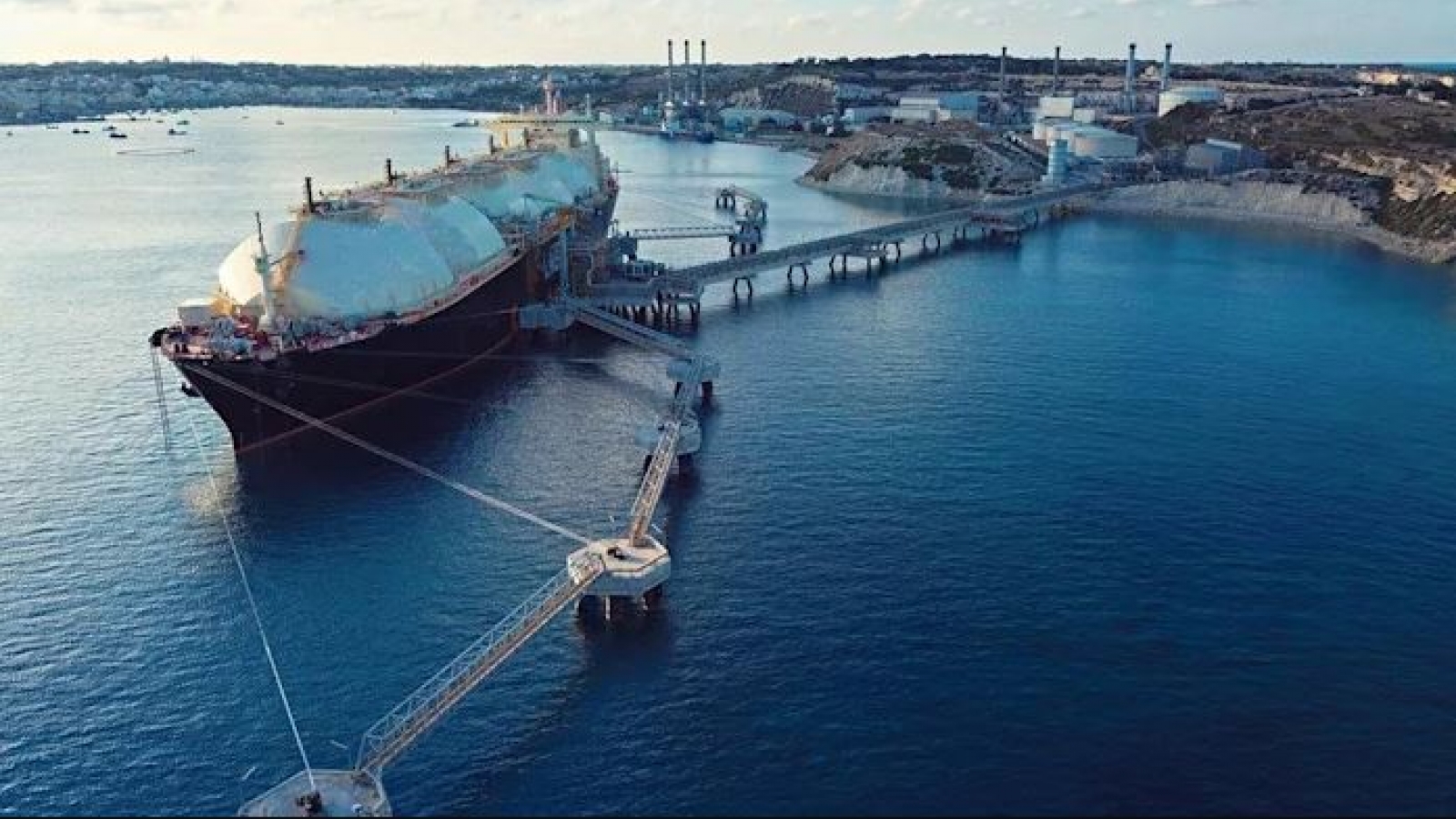 EU ký thỏa thuận lớn với Mỹ nhằm hạn chế phụ thuộc vào năng lượng Nga