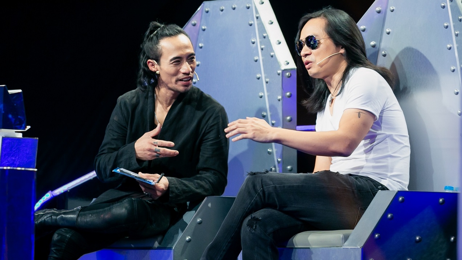 Phạm Anh Khoa nằm giữa sân khấu "Rock Việt" tâm sự với Hoàng Phi