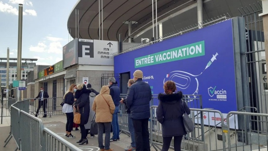 Dịch Covid-19 tăng, Pháp tiêm mũi vaccine thứ 4 cho người trên 65 tuổi