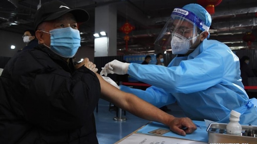 Indonesia vượt đỉnh nhiễm Omicron, Trung Quốc đẩy mạnh tiêm chủng người từ 80 tuổi trở lên