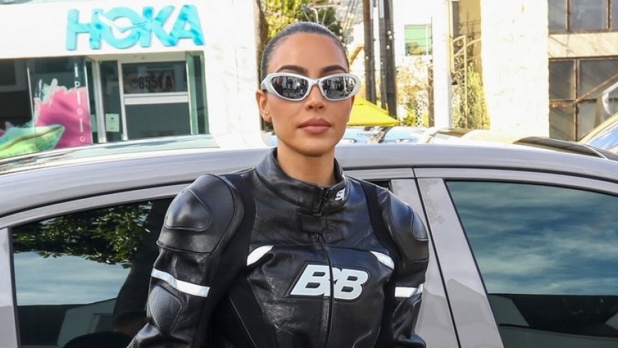 Kim Kardashian diện đồ "hầm hố" phô đường cong nóng bỏng trên phố