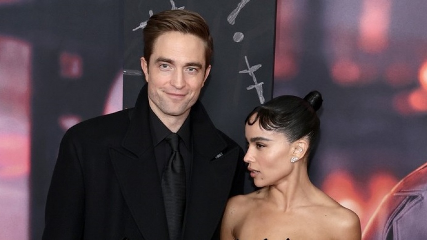 "Miêu nữ" Zoe Kravitz diện đầm gợi cảm sánh đôi bên bạn diễn Robert Pattinson