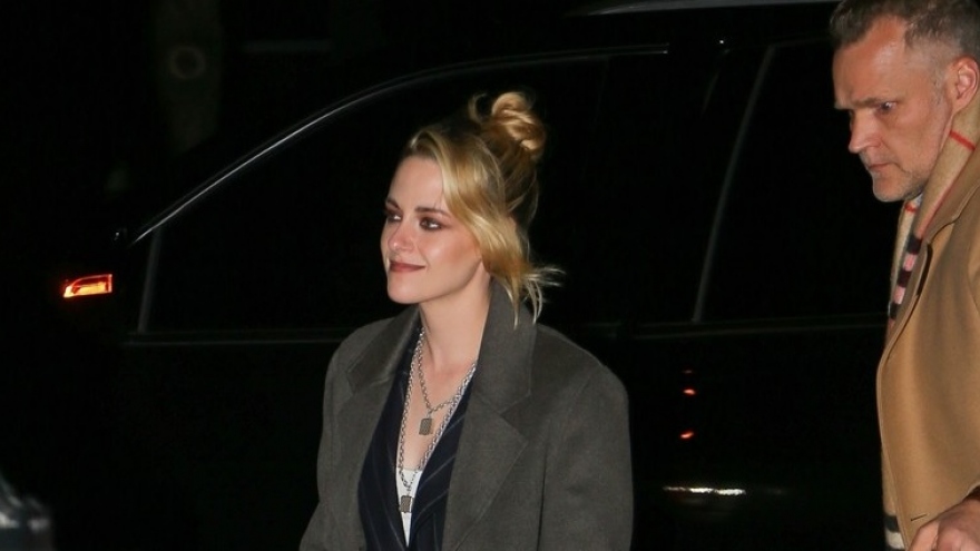 Kristen Stewart xinh đẹp đi chơi đêm ở New York