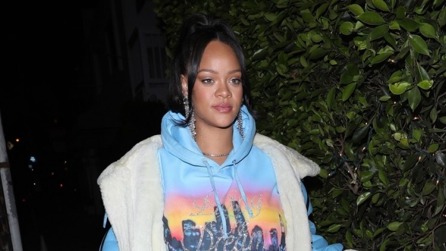 Rihanna liên tục mang sandals cao gót ra phố khi đang mang bầu