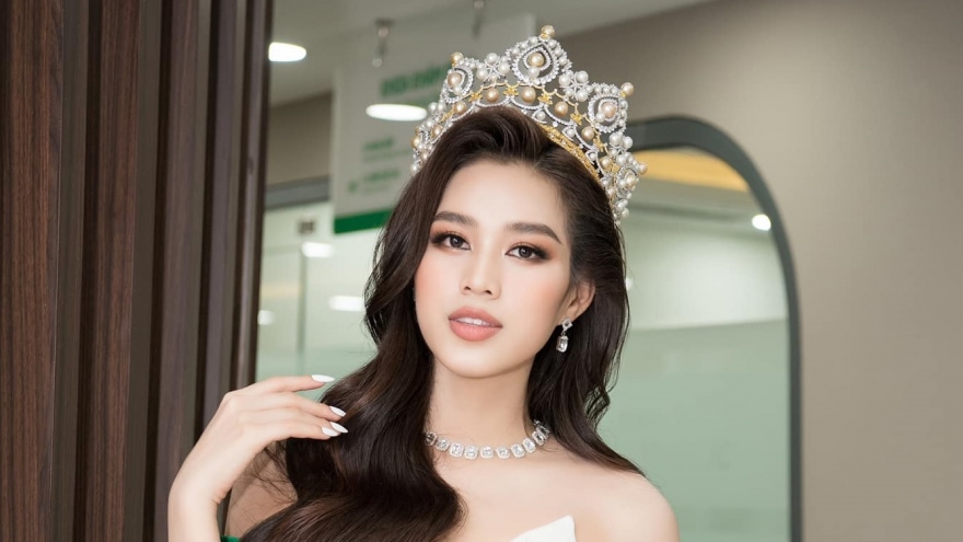 Hoa hậu Đỗ Thị Hà đội vương miện, khoe vai trần quyến rũ với đầm gợi cảm