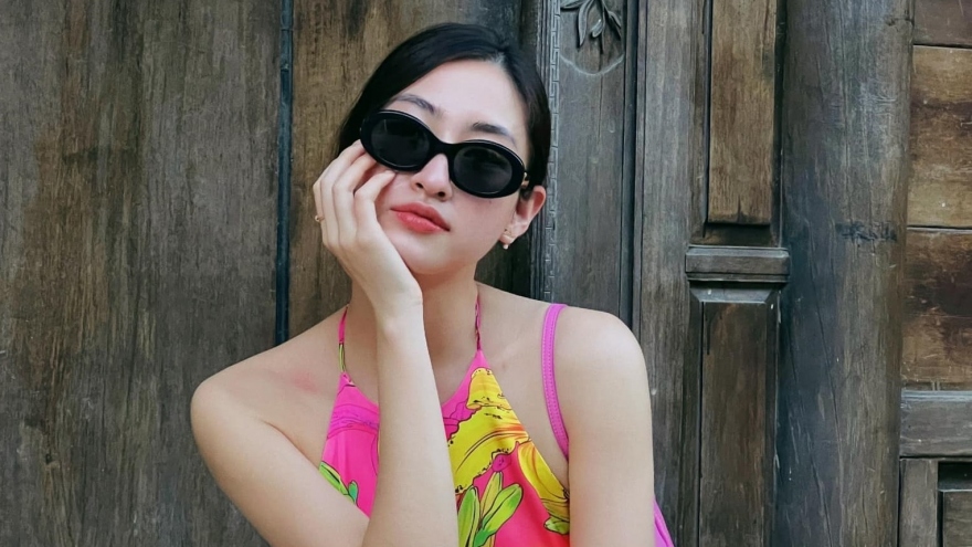 Hoa hậu Lương Thùy Linh diện váy yếm khoe lưng trần quyến rũ tại Hội An