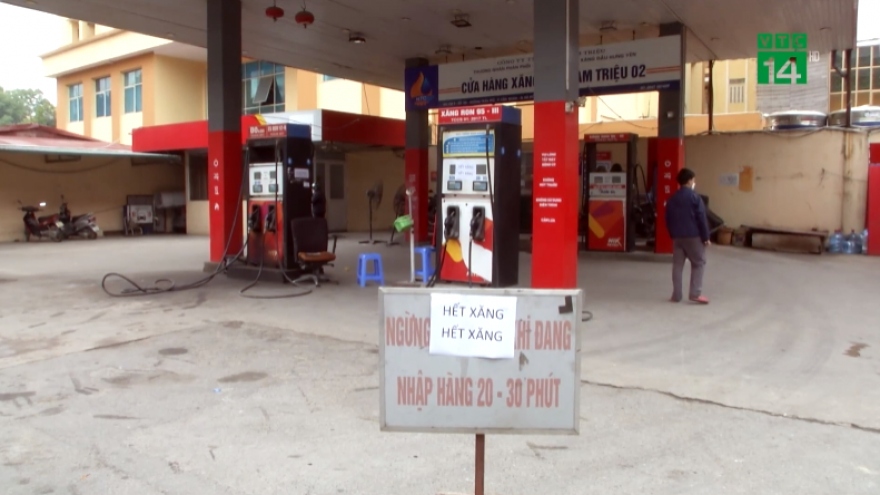 Cây xăng ở Hà Nội treo biển hết hàng trước giờ điều chỉnh giá