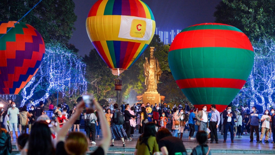 Low-flying hot air balloons in Hanoi attract crowds