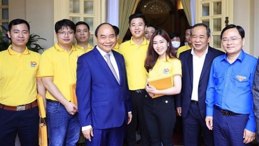 President Nguyen Xuan Phuc meets with outstanding young people