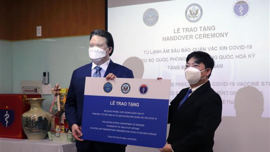 US presents additional ultra-low temperature freezers to Vietnam