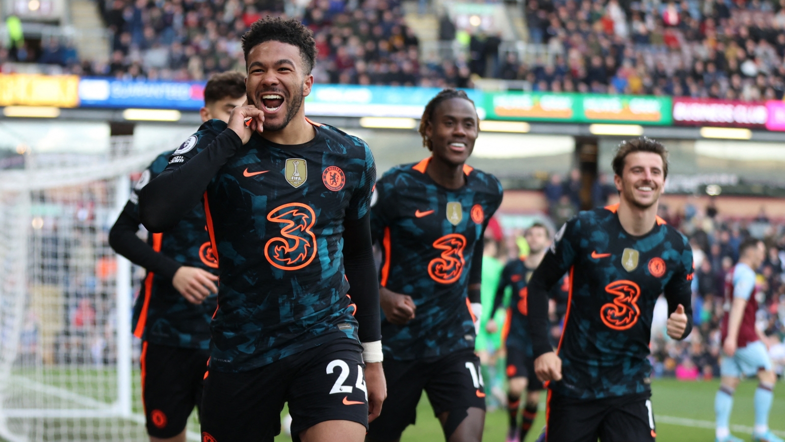 Bùng nổ dữ dội sau giờ nghỉ, Chelsea thắng "4 sao" trước Burnley