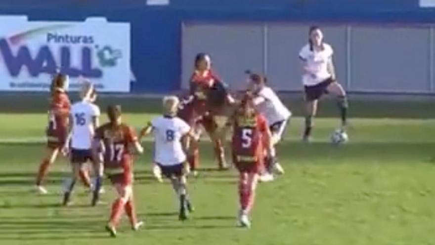 Cầu thủ nữ Argentina lao vào loạn đả, biến sân bóng thành võ đài