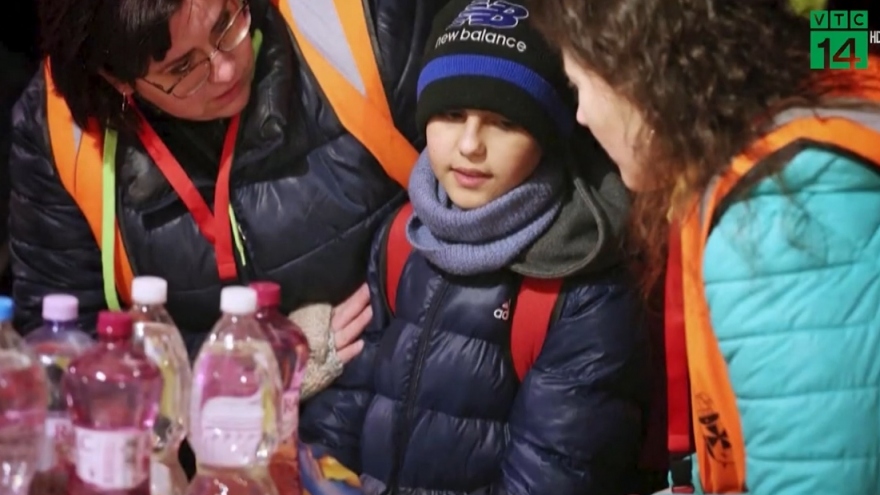 Bé trai Ukraine một mình lánh nạn an toàn