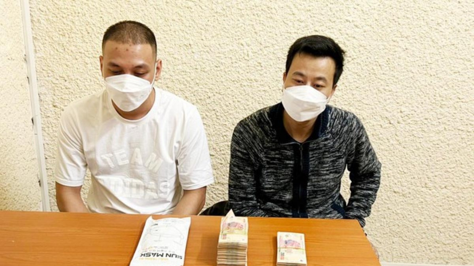 Nóng 24h: Dùng súng giả cướp nửa tỷ đồng ở ngân hàng 