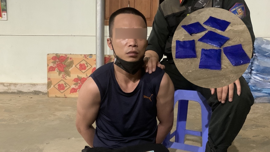 Bắt đối tượng vận chuyển trái phép 1.200 viên ma túy tổng hợp