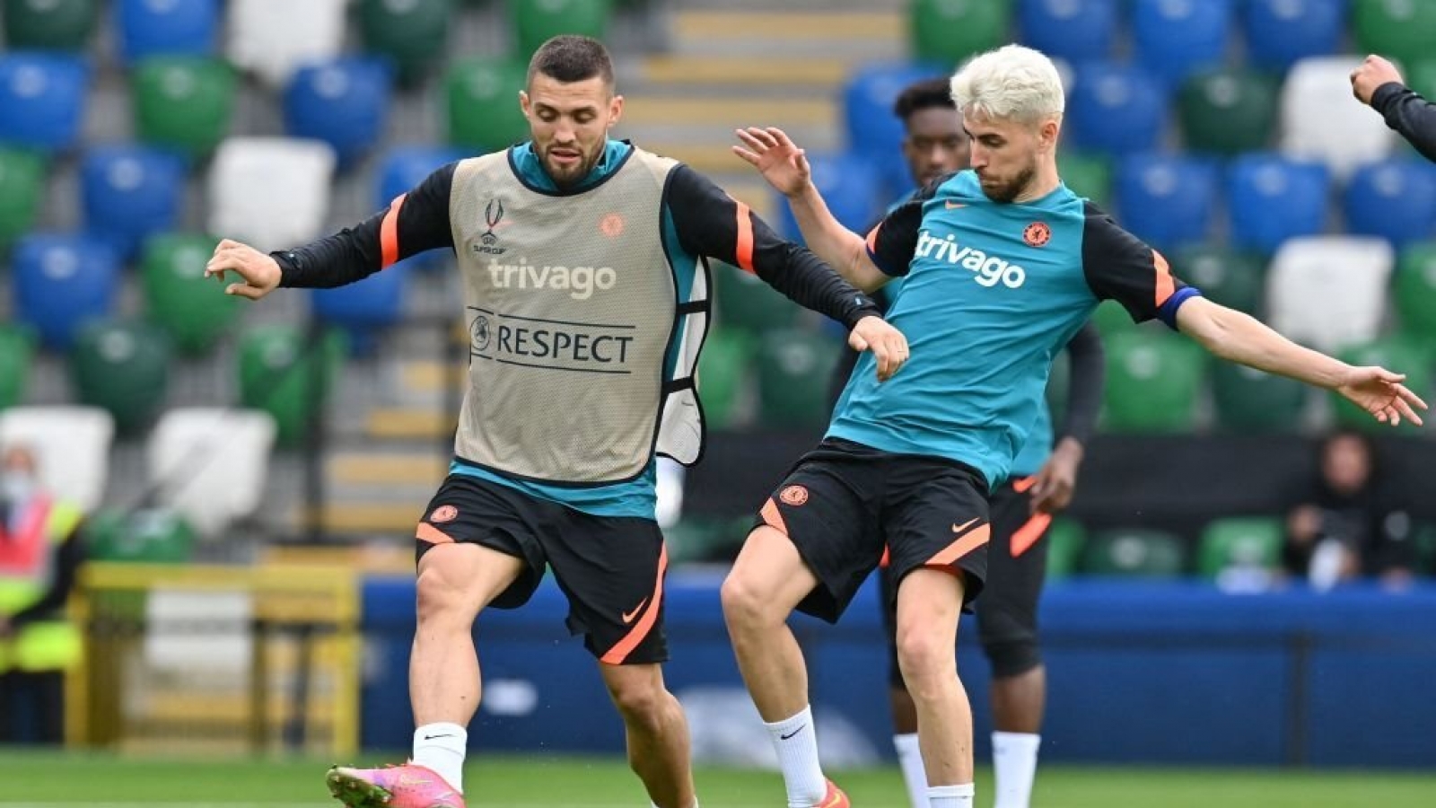 2 nhà tài trợ cam kết tiếp tục gắn bó với Chelsea 