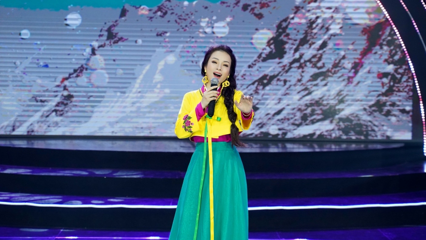 Tân Nhàn mặc hanbok, hát dân ca xứ Hàn ngọt lịm