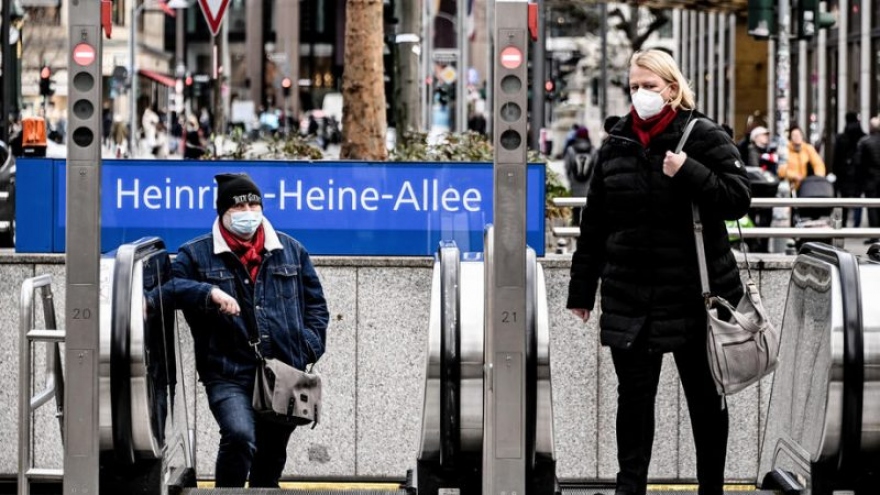 Bất chấp số ca mắc COVID-19 tăng cao, nhiều nước vẫn dỡ bỏ biện pháp phòng dịch