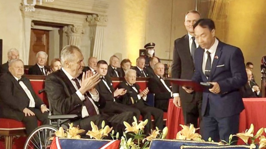 First Vietnamese-Czech honoured for service to Czech Republic