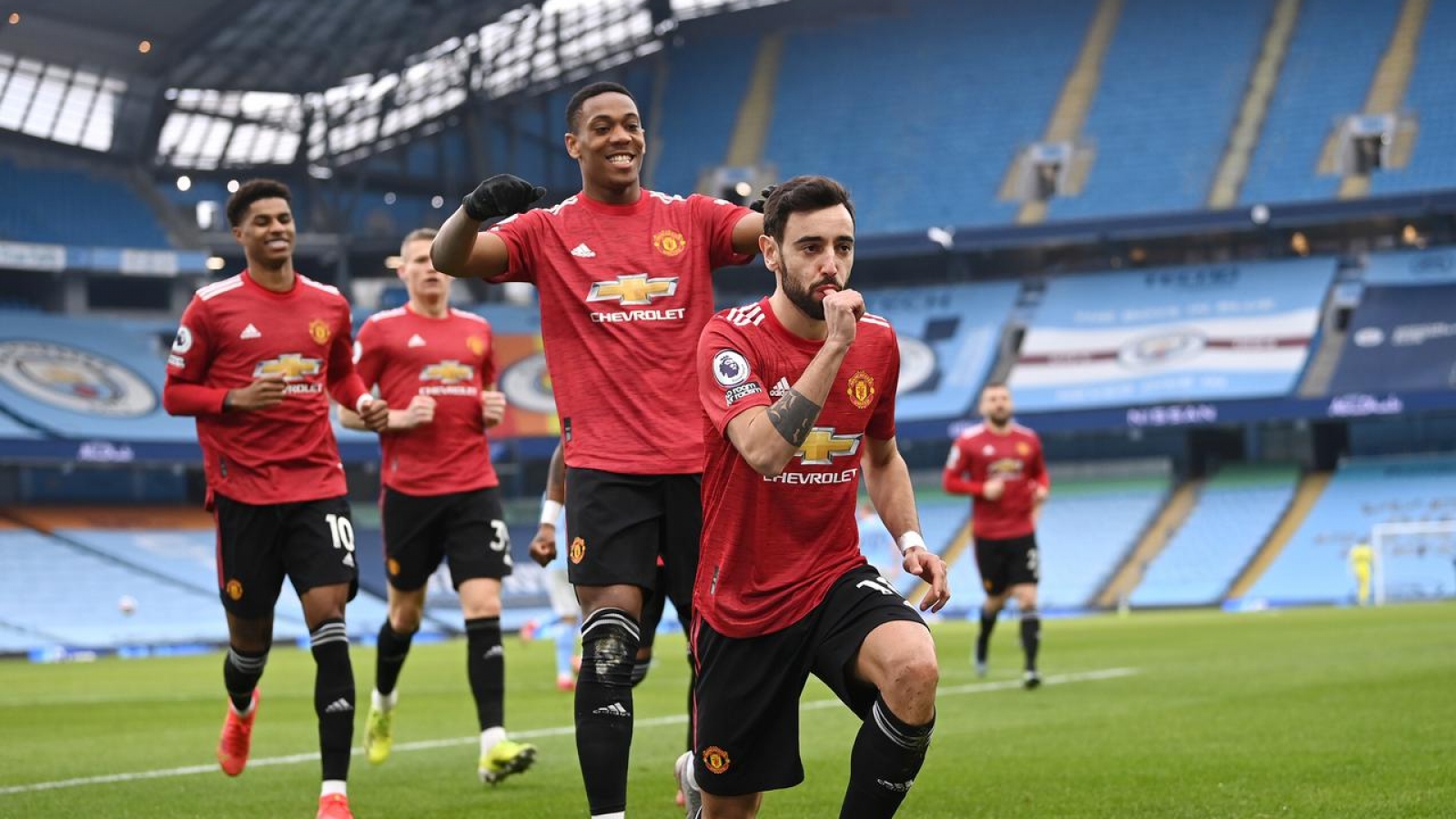 Ngày này năm xưa: MU ngắt mạch bất bại của Man City 