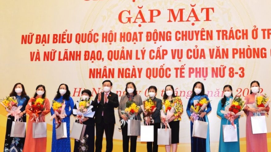 Chủ tịch Quốc hội Vương Đình Huệ gặp mặt nữ đại biểu Quốc hội chuyên trách ở Trung ương