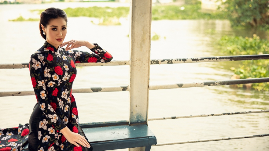 Hoa hậu Khánh Vân khoe dáng với áo dài trên bến phà
