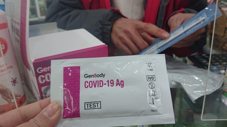 Giá kit xét nghiệm Covid-19 giảm mạnh, chợ mạng xả hàng