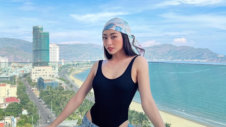 Hoa hậu Lương Thùy Linh khoe dáng nuột với áo tắm và quần jeans cá tính