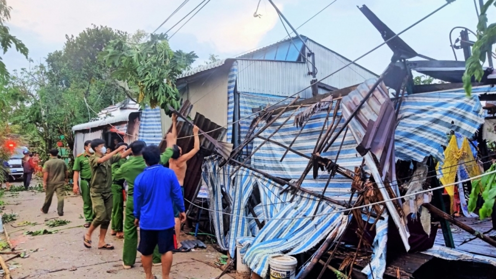 An Giang khẩn trương hỗ trợ người dân bị thiên tai làm sập nhà