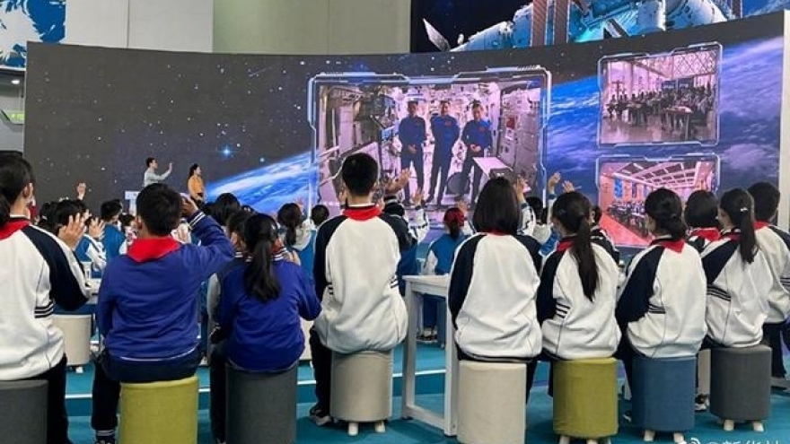 Tàu Thần Châu-13 (Trung Quốc) hoàn thành lớp học không gian thứ 2