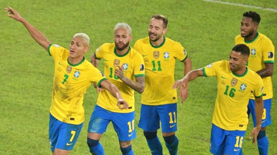 MU tính chiêu mộ đồng đội của Fred ở ĐT Brazil