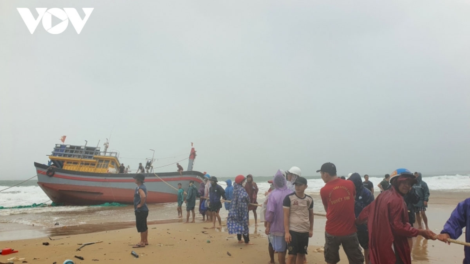 Fishing boats sunk by heavy rains in Phu Yen 