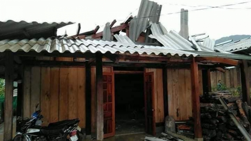 Dông lốc làm hư hỏng nhiều ngôi nhà ở Nậm Pồ, Điện Biên