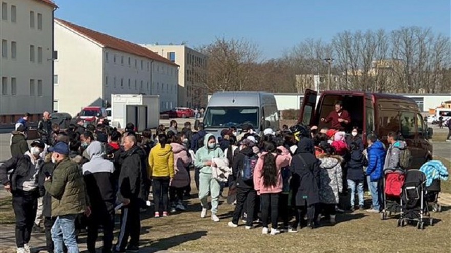 Vietnamese Embassy and community in Germany aid evacuees from Ukraine