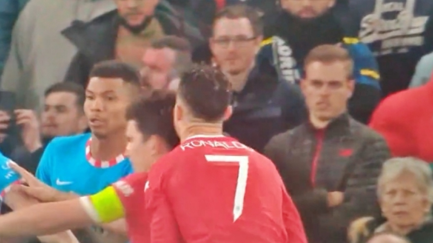 Harry Maguire khiến Ronaldo suýt gãy răng