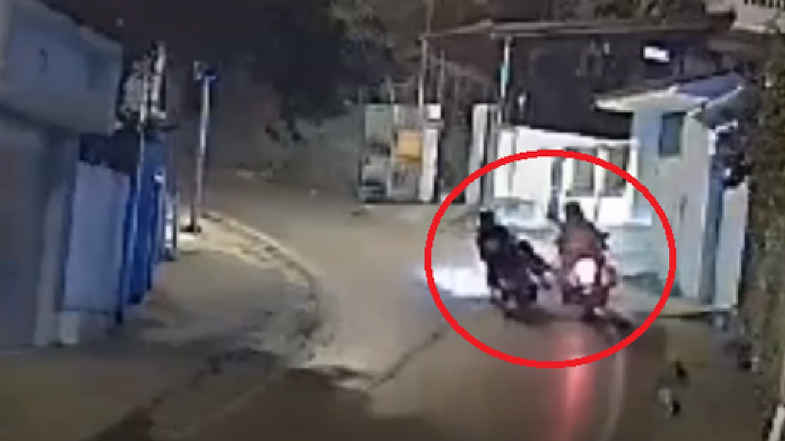 Nhóm nam sinh 'kẹp 3' lạng lách, đánh võng, đạp luôn xe cảnh sát giao thông