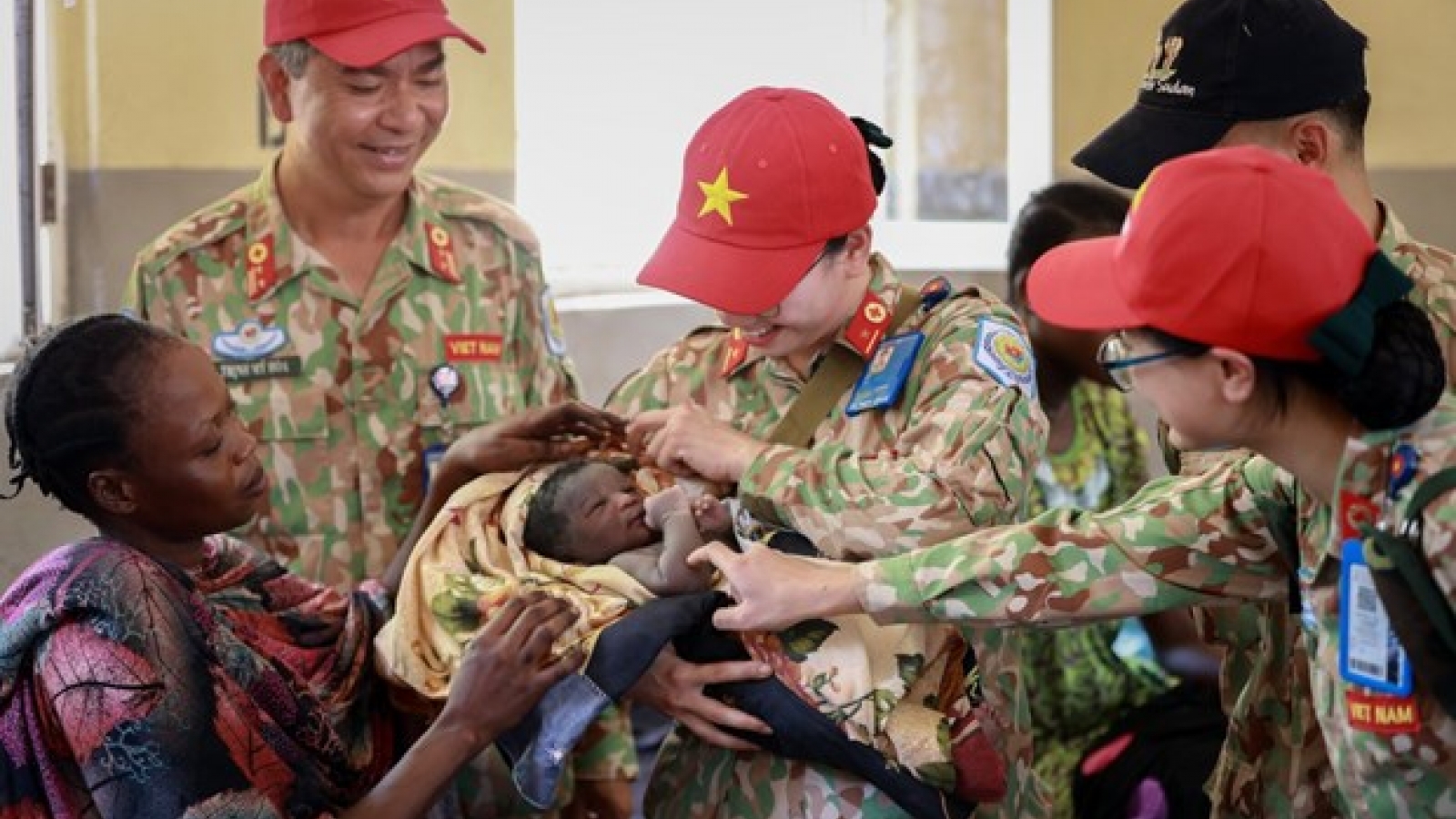 Vietnamese “blue beret” doctors help raise South Sudanese women's awareness of health care