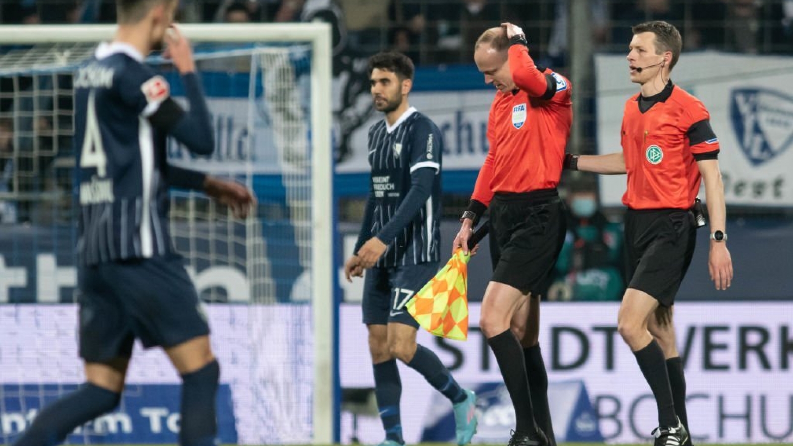 Trận đấu ở Bundesliga bị hoãn vì trọng tài bị ném cốc bia vào đầu 