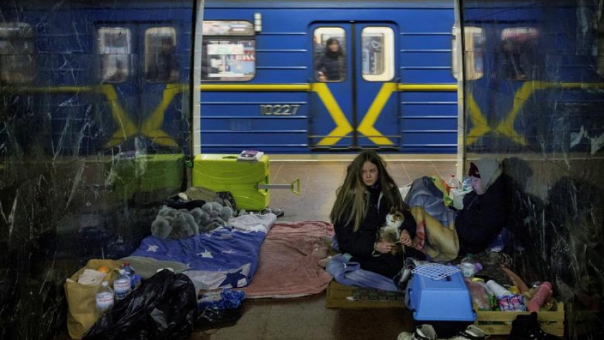 Cuộc sống tạm bợ người dân Ukraine trong hầm trú ẩn