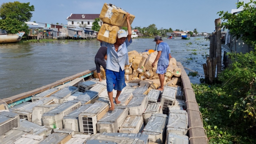 Bắt quả tang tàu chở hàng lậu từ Campuchia vào Việt Nam