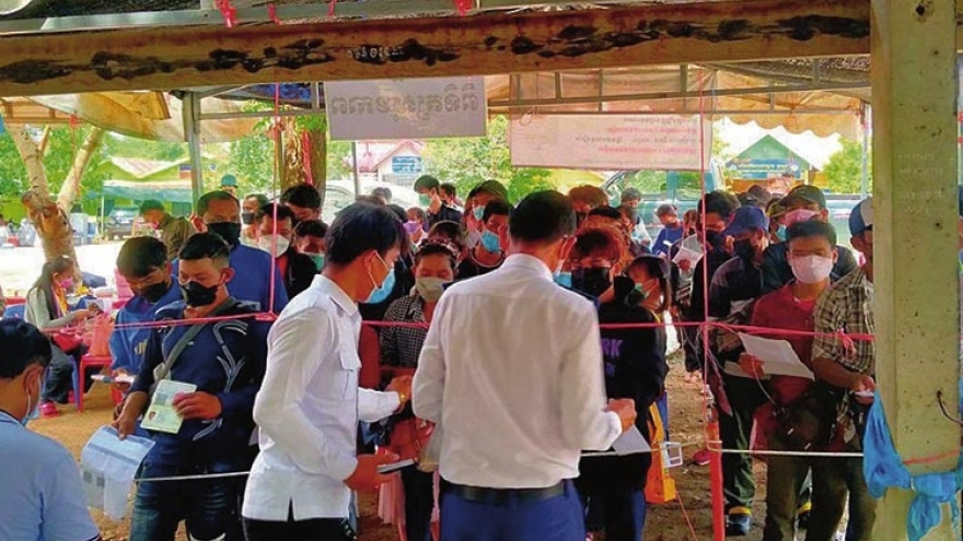 Campuchia xem xét khôi phục lại việc xét nghiệm nhanh tại cửa khẩu