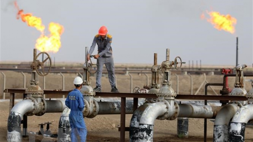 Giá dầu trở lại mốc 130 USD/thùng sau lệnh cấm "chưa từng có" của Mỹ