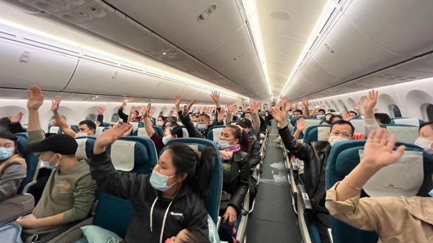 Hình ảnh chuyến bay đầu tiên sơ tán người Việt từ Ukraine về nước