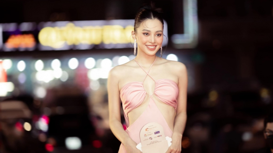 Hoa hậu Tiểu Vy khoe body triệt để với đầm lụa cut-out nóng bỏng