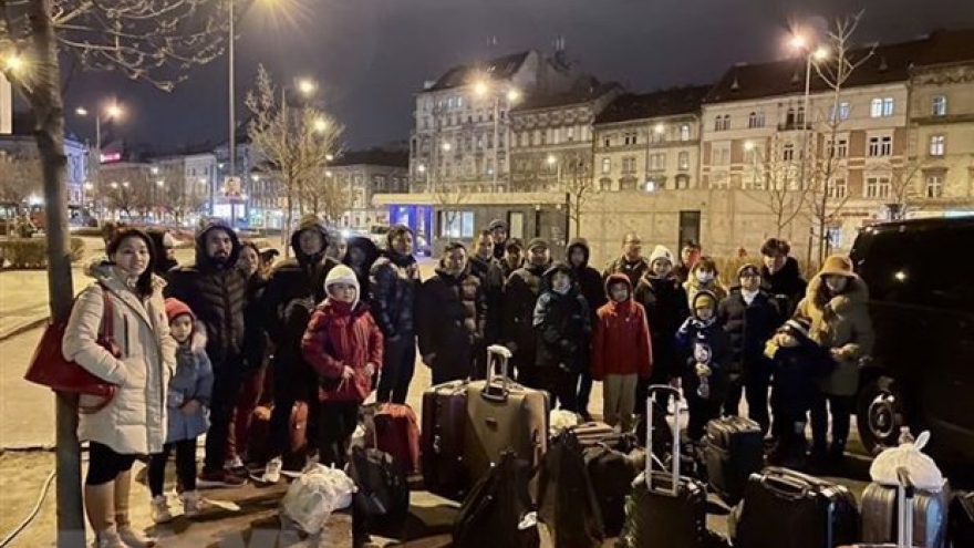 Embassy in Hungary strives to assist Vietnamese evacuated from Ukraine