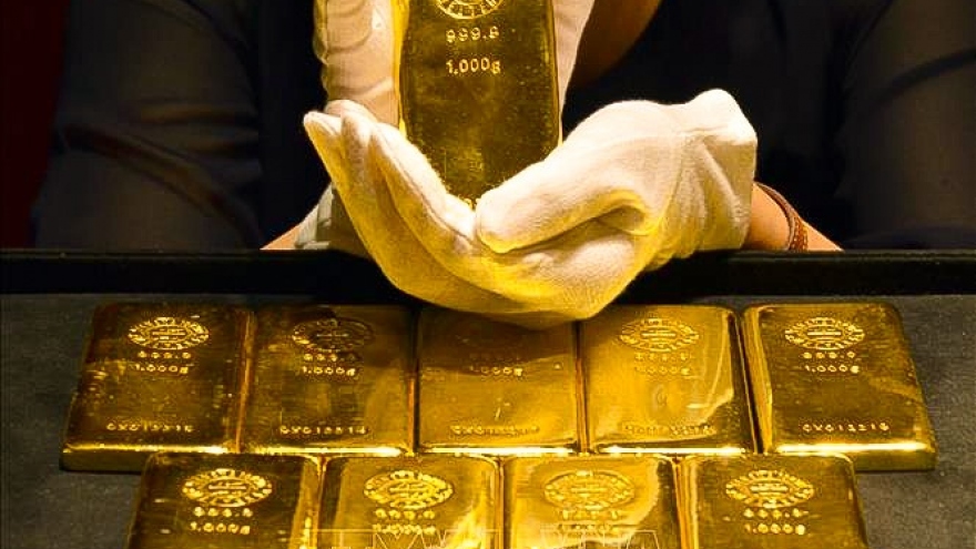 Giá vàng trong nước vẫn tăng trong khi vàng thế giới giảm mạnh