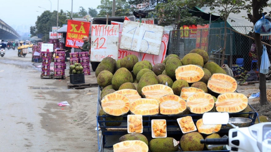 “Tắc đường” xuất biên, hoa quả đổ đống vỉa hè, bán rẻ như cho