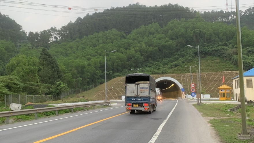 Phân luồng giao thông hầm Phước Tượng- Phú Gia phục vụ sửa chữa mặt đường