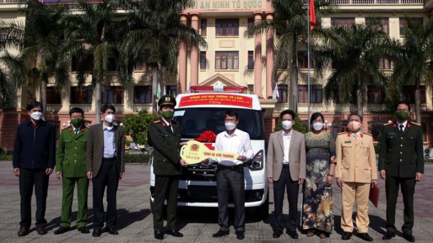  Bộ trưởng Bộ Công an Tô Lâm tặng xe cứu thương cho tỉnh Lai Châu