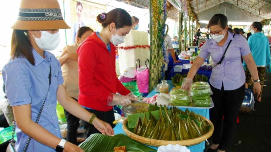 Người dân Cà Mau đổ về "Ngày hội bánh dân gian Nam bộ"